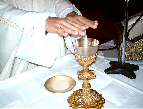 Resultado de imagen para mesa de con copa y vino eucaristico